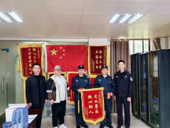 領(lǐng)威保安員李興萍、歐陽開?！耙娏x勇為”獲榮